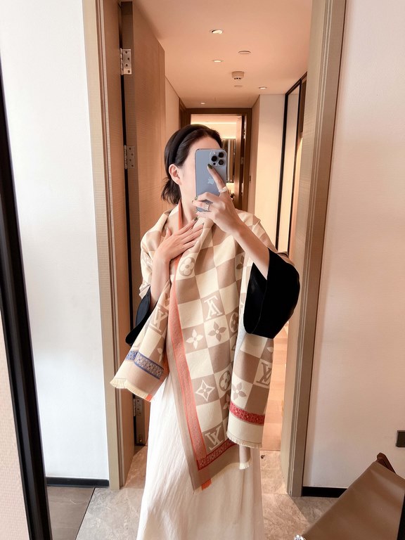 LV counter new, foreign counter special. Scarf shawl, luxury atmosphere small qualification tone   exquisite all the beautiful language used in it is not too much, the fashion mirror badge skillfully combined in the scar