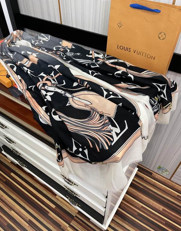 New LV2023 latest models   top design is too beautiful, truly awesome   [ring velvet long scarf]    physical genuinely beautiful   shawl with prints      regardless of the design of the airbrush are very in place   detai