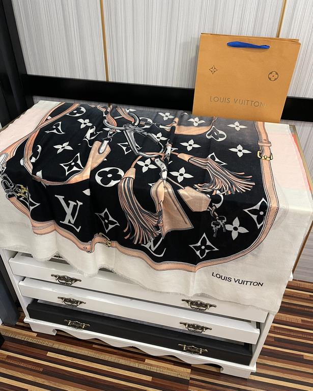 New LV2023 latest models   top design is too beautiful, truly awesome   [ring velvet long scarf]    physical genuinely beautiful   shawl with prints      regardless of the design of the airbrush are very in place   detai