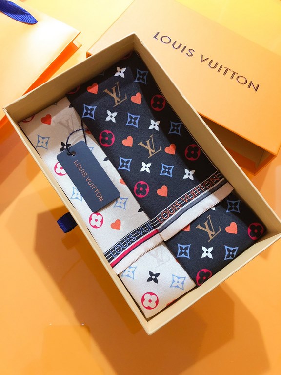 PLV2028 lv [GAME ON] Hair ties! Full-width Monogram! In this hair tie, the Monogram breaks out of its confines and takes on a new look. This iconic Louis Vuitton pattern is spread across the entire band, allowing the col