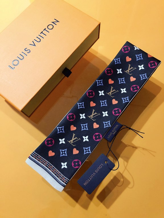 PLV2028 lv [GAME ON] Hair ties! Full-width Monogram! In this hair tie, the Monogram breaks out of its confines and takes on a new look. This iconic Louis Vuitton pattern is spread across the entire band, allowing the col