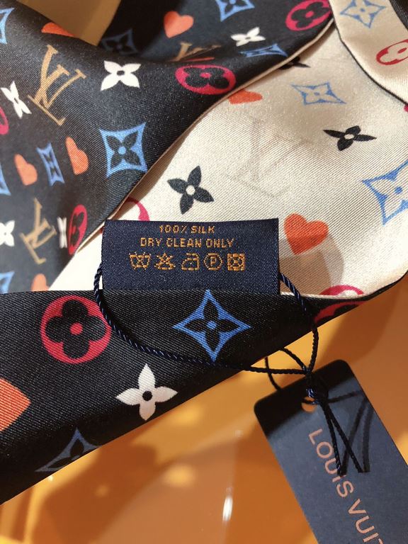 PLV2028 lv [GAME ON] Hair ties! Full-width Monogram! In this hair tie, the Monogram breaks out of its confines and takes on a new look. This iconic Louis Vuitton pattern is spread across the entire band, allowing the col