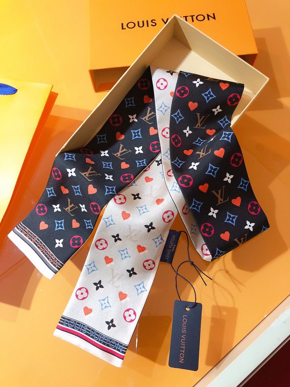 PLV2028 lv [GAME ON] Hair ties! Full-width Monogram! In this hair tie, the Monogram breaks out of its confines and takes on a new look. This iconic Louis Vuitton pattern is spread across the entire band, allowing the col