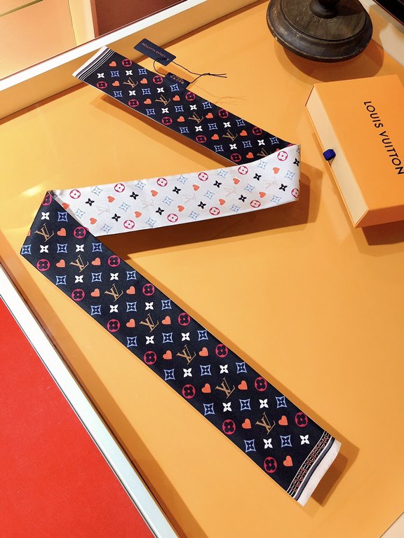 PLV2028 lv [GAME ON] Hair ties! Full-width Monogram! In this hair tie, the Monogram breaks out of its confines and takes on a new look. This iconic Louis Vuitton pattern is spread across the entire band, allowing the col