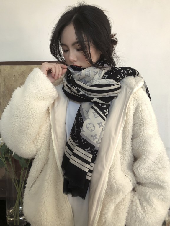 Fashionable and versatile! LV new old flower long scarf] A great item to enhance your temperament and taste! Four seasons must have! Really unbeatable and practical! Lv rare cashmere long scarf, ! Fabric feel really good