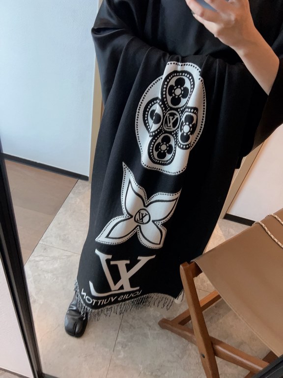 The Ultimate Shine Scarf is the ultimate LV collection, the fabric is unrivaled in its nobility, soft and supple, the breathtaking sensation that breaks through the aesthetic threshold, a shawl that will capture the hear