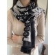 LV new old flower long scarf】Great item to enhance temperament and taste! Four seasons must have! Really unbeatable practical! Lv rare cashmere long scarf, ! Fabric feel really good, a simple try, you know it is what you