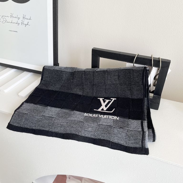 Price Explosion on the new couple models     LV exclusive cattle goods   Luxury in the size between the high-end quality   has a super high quality of cashmere to be favored by this brand   This boutique is the market an