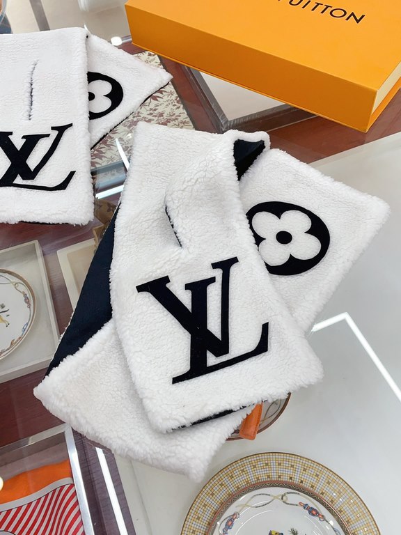 LV Shearling Teddy Scarf Fall and winter coat good friend! This scarf is not exactly new, it came out a year ago, the amount released was not large basically empty in seconds, and now it's finally back on order. This yea