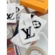 LV Shearling Teddy Scarf Fall and winter coat good friend! This scarf is not exactly new, it came out a year ago, the amount released was not large basically empty in seconds, and now it's finally back on order. This yea