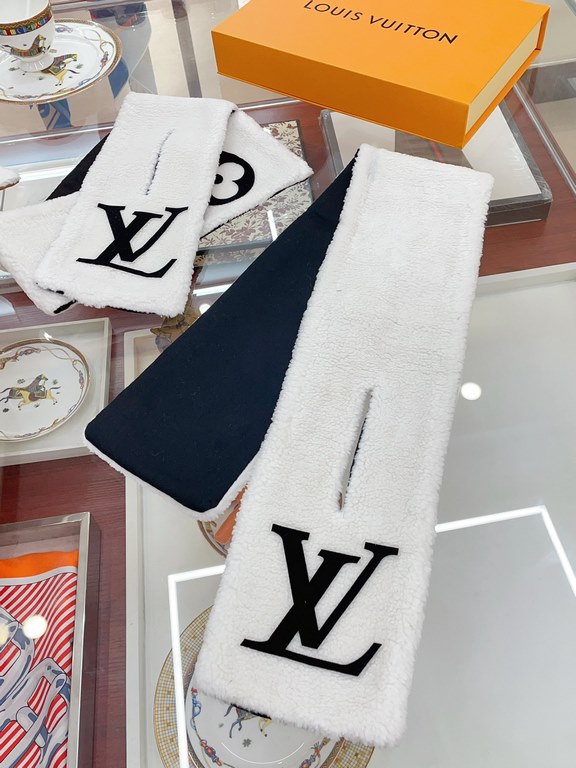 LV Shearling Teddy Scarf Fall and winter coat good friend! This scarf is not exactly new, it came out a year ago, the amount released was not large basically empty in seconds, and now it's finally back on order. This yea