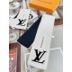 LV Shearling Teddy Scarf Fall and winter coat good friend! This scarf is not exactly new, it came out a year ago, the amount released was not large basically empty in seconds, and now it's finally back on order. This yea