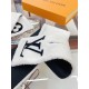 LV Shearling Teddy Scarf Fall and winter coat good friend! This scarf is not exactly new, it came out a year ago, the amount released was not large basically empty in seconds, and now it's finally back on order. This yea