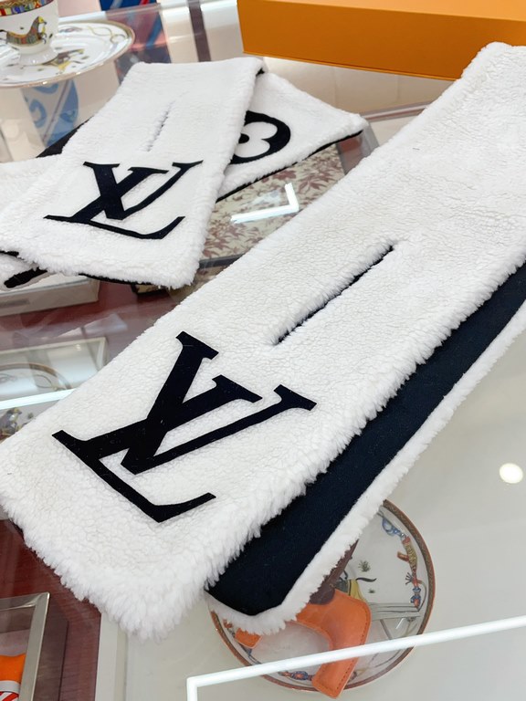 LV Shearling Teddy Scarf Fall and winter coat good friend! This scarf is not exactly new, it came out a year ago, the amount released was not large basically empty in seconds, and now it's finally back on order. This yea