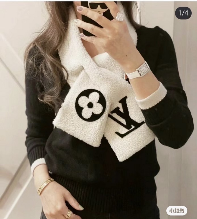 LV Shearling Teddy Scarf Fall and winter coat good friend! This scarf is not exactly new, it came out a year ago, the amount released was not large basically empty in seconds, and now it's finally back on order. This yea