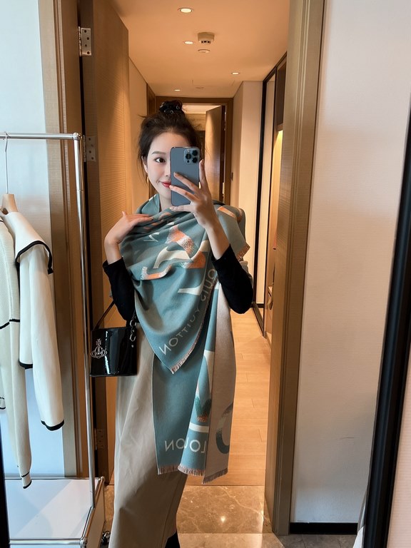 LV this year's heavyweight play [double-sided two-color M73886] old flower silk wool jacquard long scarf ~ is also a good single product to enhance the temperament and taste   counter of the limited edition, it is really