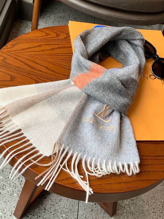 Rare high-end men's models, family benefits  LV very positive men's scarf ~ fabric love, very soft and delicate comfortable  atmospheric simplicity, super good-looking men's God with the color, any boy will like the para