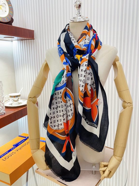 Price   High-end cashmere quality   LV counter new cashmere long scarf to wear, elegant and gorgeous  , through the luxury temperament, thin and thick, fine lightweight cashmere fabric, surrounded by a very comfortable, 