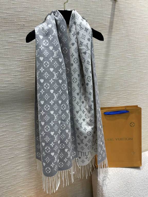 [  can be trusted with a high level of chic!!! Quality is super awesome, this price is truly super value to home! LV another fall and winter models scarf, old flower is LV's most fashionable design! The special thing abo