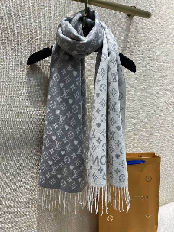 [  can be trusted with a high level of chic!!! Quality is super awesome, this price is truly super value to home! LV another fall and winter models scarf, old flower is LV's most fashionable design! The special thing abo