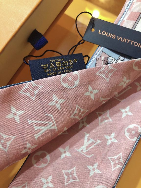 LV [LOCK IT] hair tie  PLV2142 ! Depicting an intricate interplay of the classic Monogram print and the brand's iconic hard case locking pattern, embellished with the Louis Vuitton logo. Innovative printing process prese