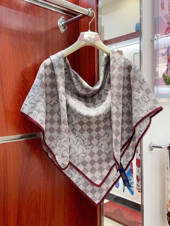 on the new   cashmere new  LV counter synchronization   really praise   donkey family [L double-sided handmade lace 100] cashmere square scarf, soft and warm small size printing, to achieve a variety of styling possibili