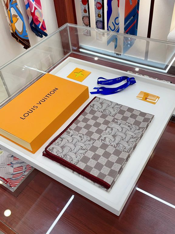 on the new   cashmere new  LV counter synchronization   really praise   donkey family [L double-sided handmade lace 100] cashmere square scarf, soft and warm small size printing, to achieve a variety of styling possibili