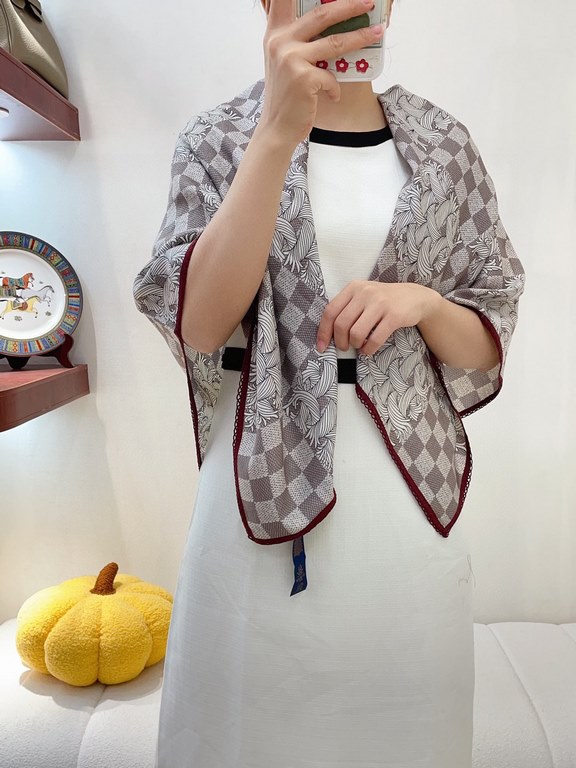 on the new   cashmere new  LV counter synchronization   really praise   donkey family [L double-sided handmade lace 100] cashmere square scarf, soft and warm small size printing, to achieve a variety of styling possibili