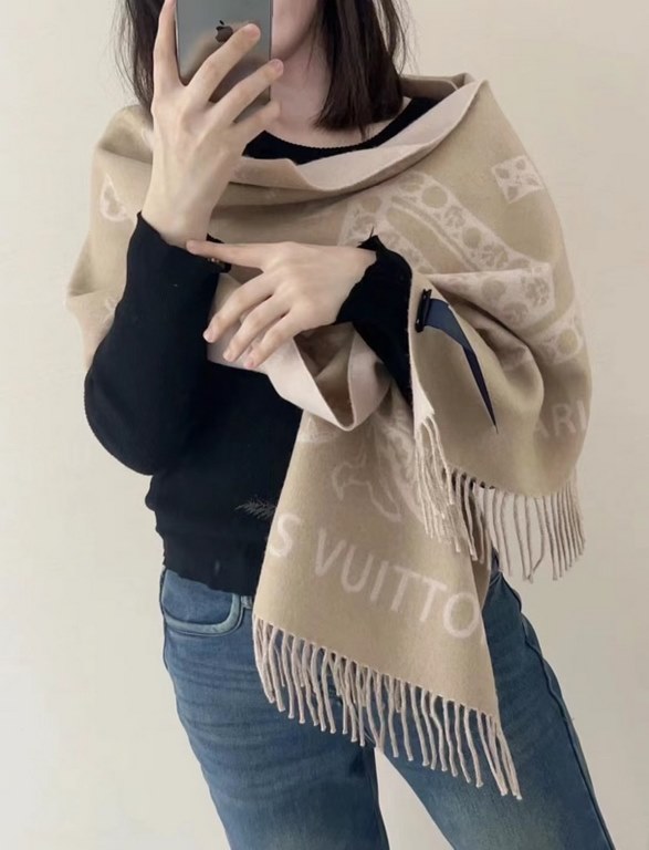 PriceDragon limited models oatmeal pink LV scarf! LV letters and brilliant as jewelry Monogram pattern re-fill the brand's charm to the soft style to tell the romantic words! Size 45cm  195cm, Material 100% lamb wool fee