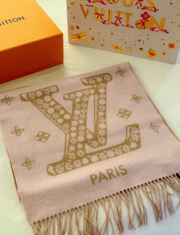 PriceDragon limited models oatmeal pink LV scarf! LV letters and brilliant as jewelry Monogram pattern re-fill the brand's charm to the soft style to tell the romantic words! Size 45cm  195cm, Material 100% lamb wool fee