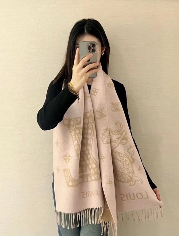 PriceDragon limited models oatmeal pink LV scarf! LV letters and brilliant as jewelry Monogram pattern re-fill the brand's charm to the soft style to tell the romantic words! Size 45cm  195cm, Material 100% lamb wool fee