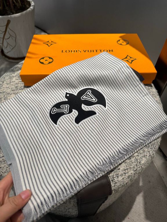 LV Swallow Donkey's newest scarf classic mascot redesigned properly versatile models, eye-catching logo design classic black and gray color scheme really do not look too good 100% wool feel simply fine yarn weaving surfa