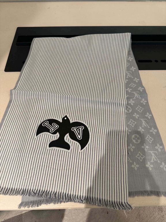 LV Swallow Donkey's newest scarf classic mascot redesigned properly versatile models, eye-catching logo design classic black and gray color scheme really do not look too good 100% wool feel simply fine yarn weaving surfa