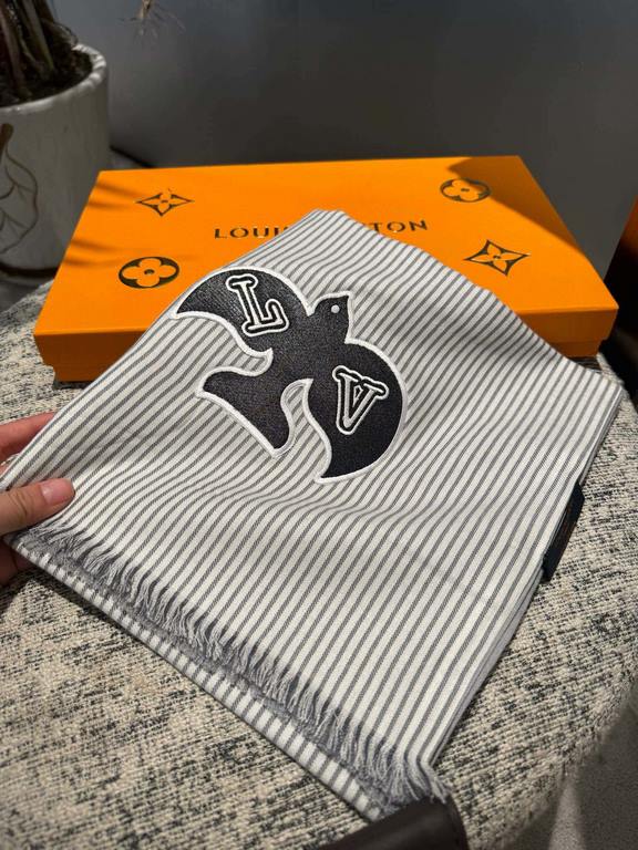 LV Swallow Donkey's newest scarf classic mascot redesigned properly versatile models, eye-catching logo design classic black and gray color scheme really do not look too good 100% wool feel simply fine yarn weaving surfa