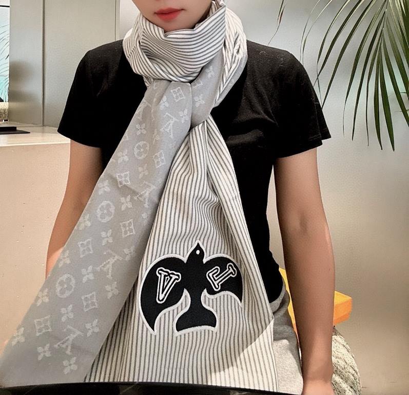 LV Swallow Donkey's newest scarf classic mascot redesigned properly versatile models, eye-catching logo design classic black and gray color scheme really do not look too good 100% wool feel simply fine yarn weaving surfa