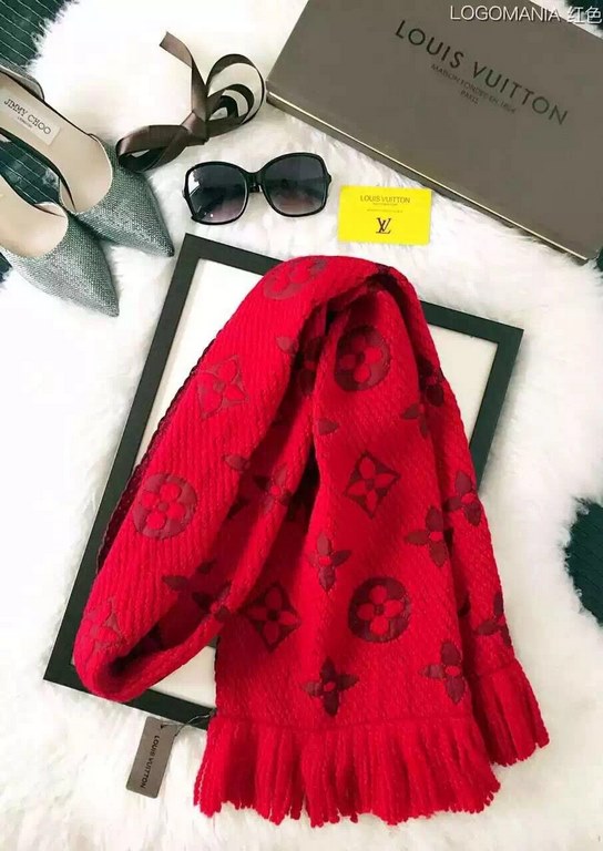 Tang Yan the same LV donkey home signature goods Oh     Logomania scarf accompany you through the beautiful every day   This scarf is decorated with the classic Monogram large flower pattern and Louis Vuitton initials, t