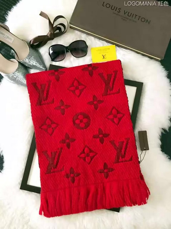 Tang Yan the same LV donkey home signature goods Oh     Logomania scarf accompany you through the beautiful every day   This scarf is decorated with the classic Monogram large flower pattern and Louis Vuitton initials, t