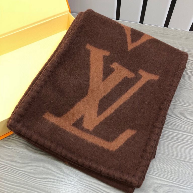 『  warm and stylish. Good quality to give a surprise in the fall and winter!'' White rich beauty temperament.LV this scarf is super practical and good-looking ah!!!! Very heavy craft, double-sided different color wool kn