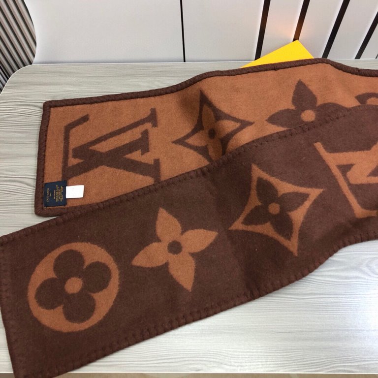 『  warm and stylish. Good quality to give a surprise in the fall and winter!'' White rich beauty temperament.LV this scarf is super practical and good-looking ah!!!! Very heavy craft, double-sided different color wool kn