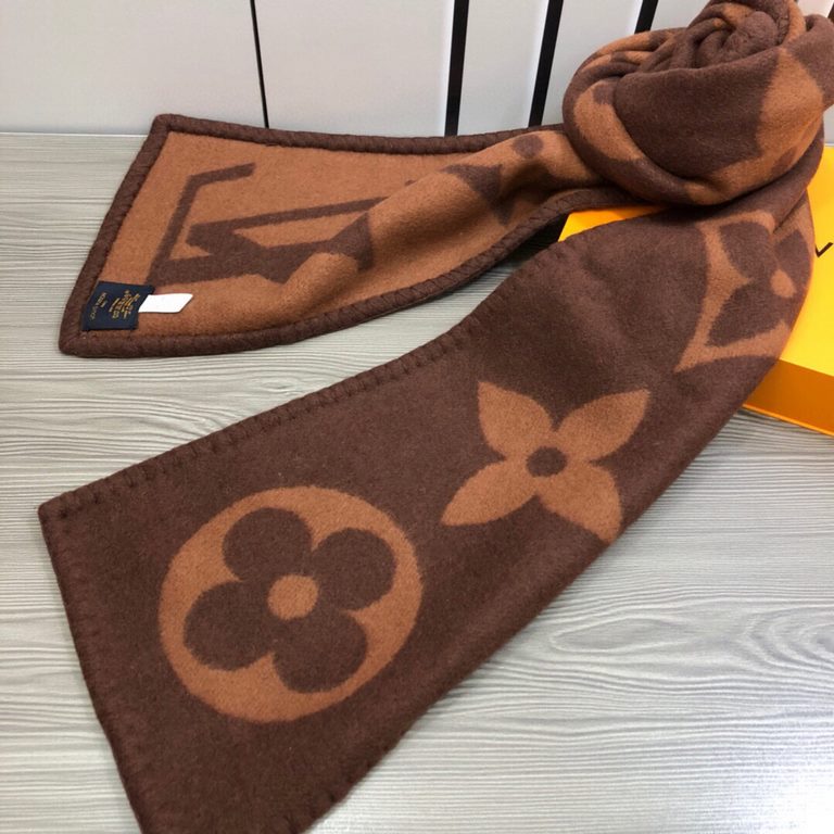 『  warm and stylish. Good quality to give a surprise in the fall and winter!'' White rich beauty temperament.LV this scarf is super practical and good-looking ah!!!! Very heavy craft, double-sided different color wool kn