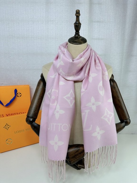 that   Simple letter combination2022 Counter New WoolSimply L's scarf amplifies the classic Monogram pattern across the entire width, illustrating the design heritage while brightening up the focus of everyday wear, with