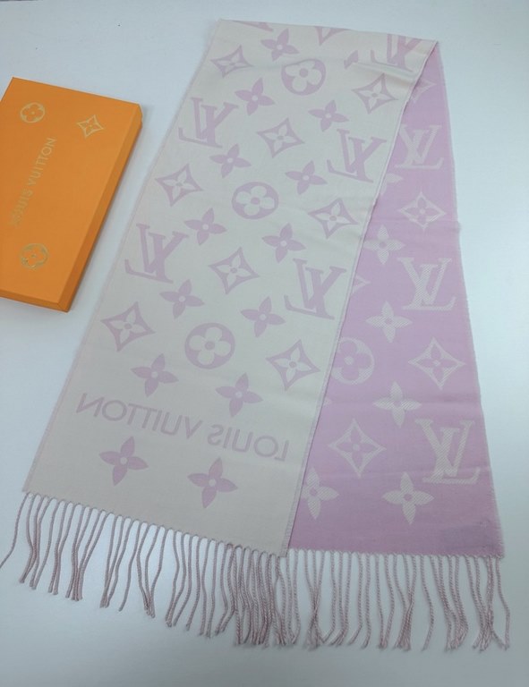 that   Simple letter combination2022 Counter New WoolSimply L's scarf amplifies the classic Monogram pattern across the entire width, illustrating the design heritage while brightening up the focus of everyday wear, with