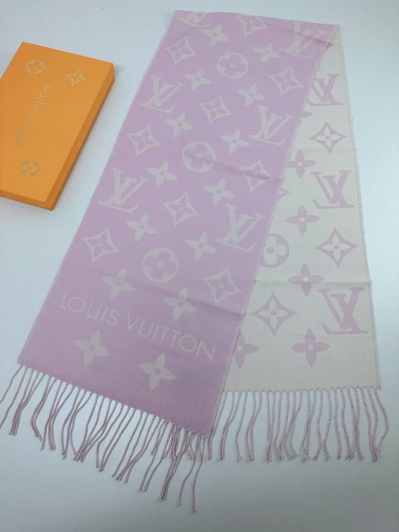 that   Simple letter combination2022 Counter New WoolSimply L's scarf amplifies the classic Monogram pattern across the entire width, illustrating the design heritage while brightening up the focus of everyday wear, with