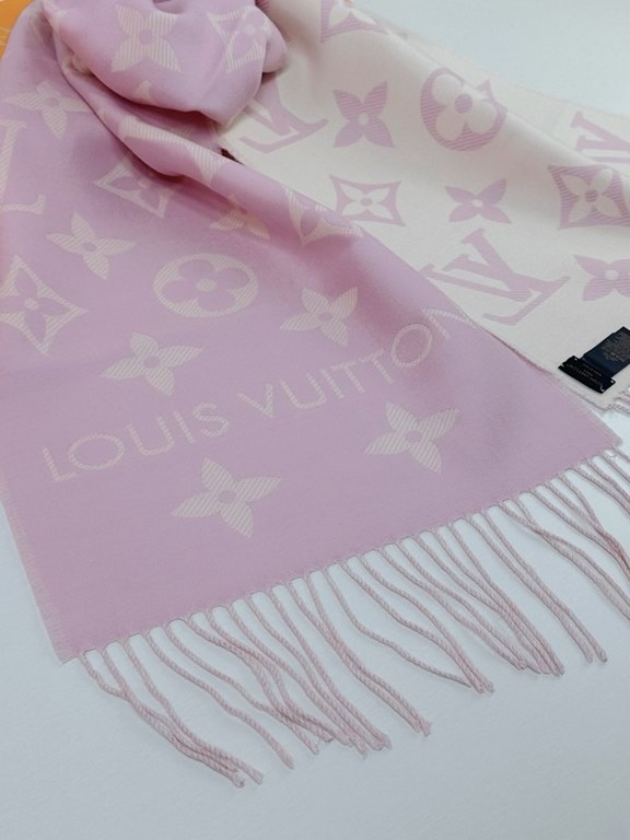 that   Simple letter combination2022 Counter New WoolSimply L's scarf amplifies the classic Monogram pattern across the entire width, illustrating the design heritage while brightening up the focus of everyday wear, with