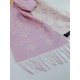 that   Simple letter combination2022 Counter New WoolSimply L's scarf amplifies the classic Monogram pattern across the entire width, illustrating the design heritage while brightening up the focus of everyday wear, with