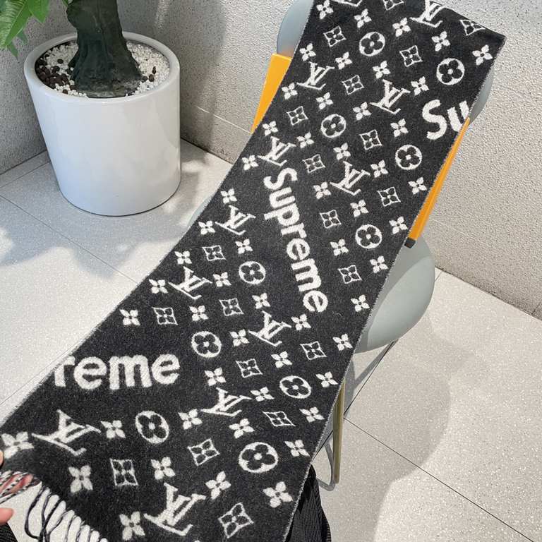 The best Superme  super soft and sticky [LV Supreme LV co-branded scarf]. Red through half the sky   Darren standard must have ~   the best quality   soft and delicate   90% wool, 10% cashmere fabric, absolutely skin-fri