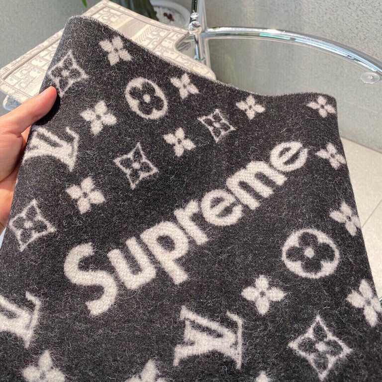 The best Superme  super soft and sticky [LV Supreme LV co-branded scarf]. Red through half the sky   Darren standard must have ~   the best quality   soft and delicate   90% wool, 10% cashmere fabric, absolutely skin-fri