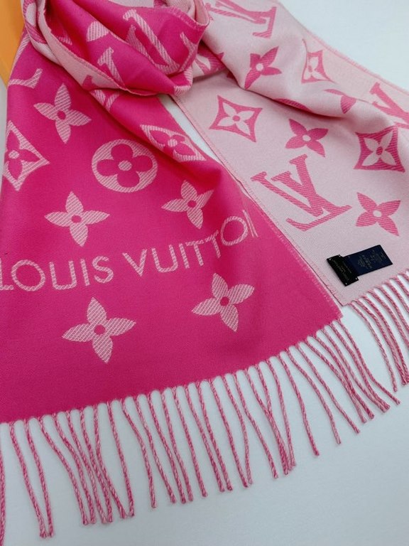 that   Simple letter combination2022 Counter New WoolSimply L's scarf amplifies the classic Monogram pattern across the entire width, illustrating the design heritage while brightening up the focus of everyday wear, with