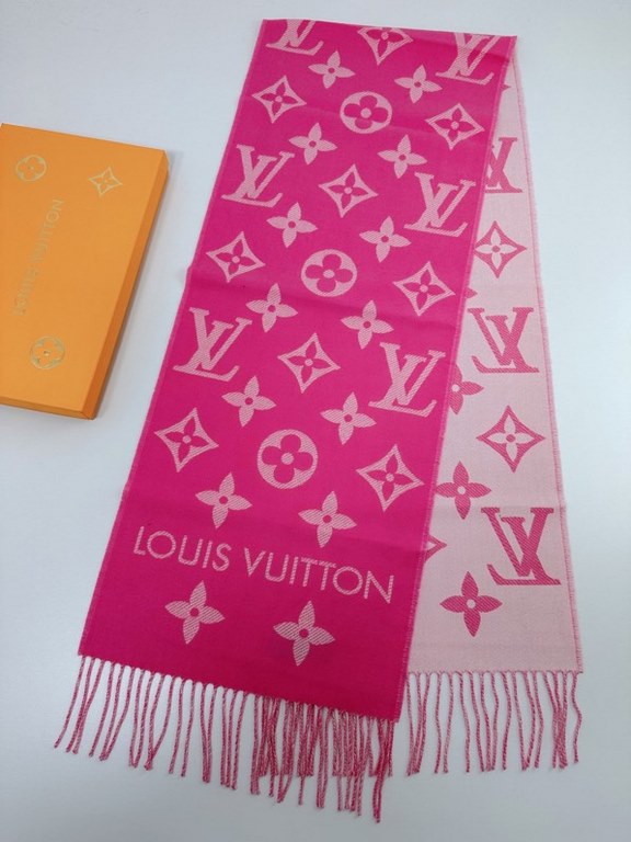 that   Simple letter combination2022 Counter New WoolSimply L's scarf amplifies the classic Monogram pattern across the entire width, illustrating the design heritage while brightening up the focus of everyday wear, with