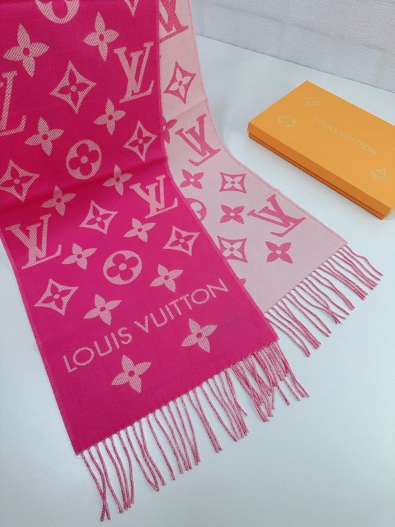 that   Simple letter combination2022 Counter New WoolSimply L's scarf amplifies the classic Monogram pattern across the entire width, illustrating the design heritage while brightening up the focus of everyday wear, with